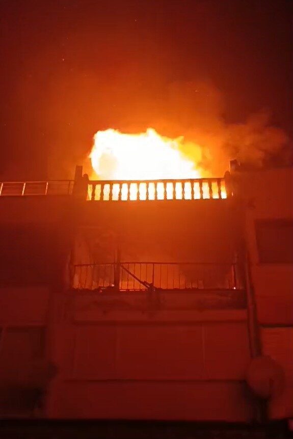 Çorlu'da Yenice Mahallesi'ndeki bir yazlık sitede akşam saatlerinde çıkan yangın,