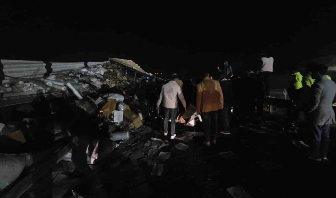 Şanlıurfa-Diyarbakır karayolunda tekstil malzemesi yüklü tırın devrilmesi sonucu sürücü yaralanarak