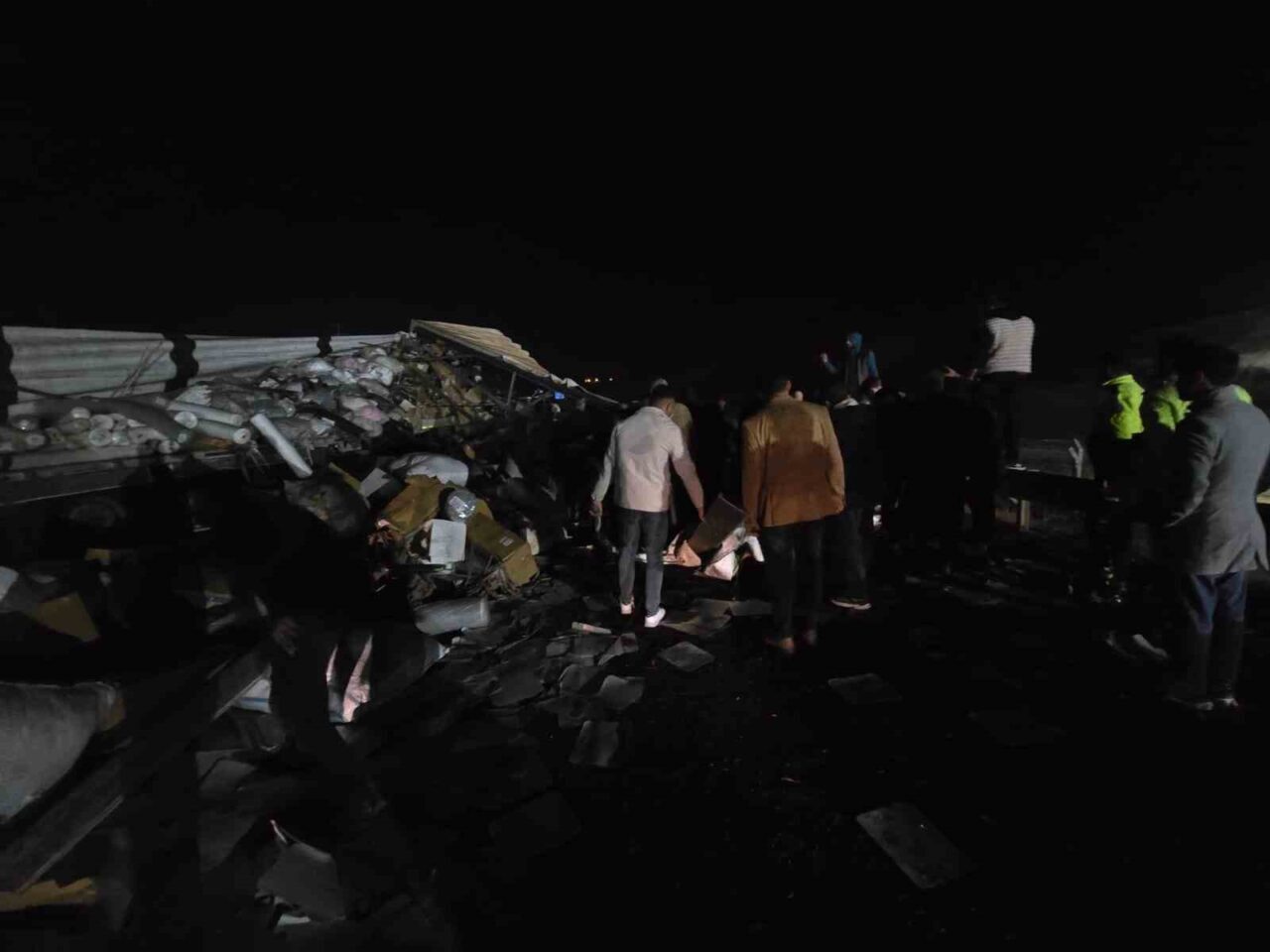 Şanlıurfa-Diyarbakır karayolunda tekstil malzemesi yüklü tırın devrilmesi sonucu sürücü yaralanarak