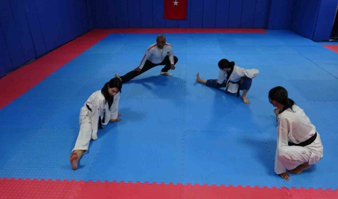 Gaziantep’te Tekvandoya Babaları Gibi Yükselen Üç Kız Kardeşin Başarı Hikayesi Gaziantep'te 44 yıllık tekvando kariyeri olan Veysel Döşüçukur, kızları Zehra