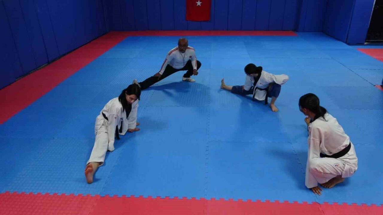 Gaziantep'te 44 yıllık tekvando kariyeri olan Veysel Döşüçukur, kızları Zehra