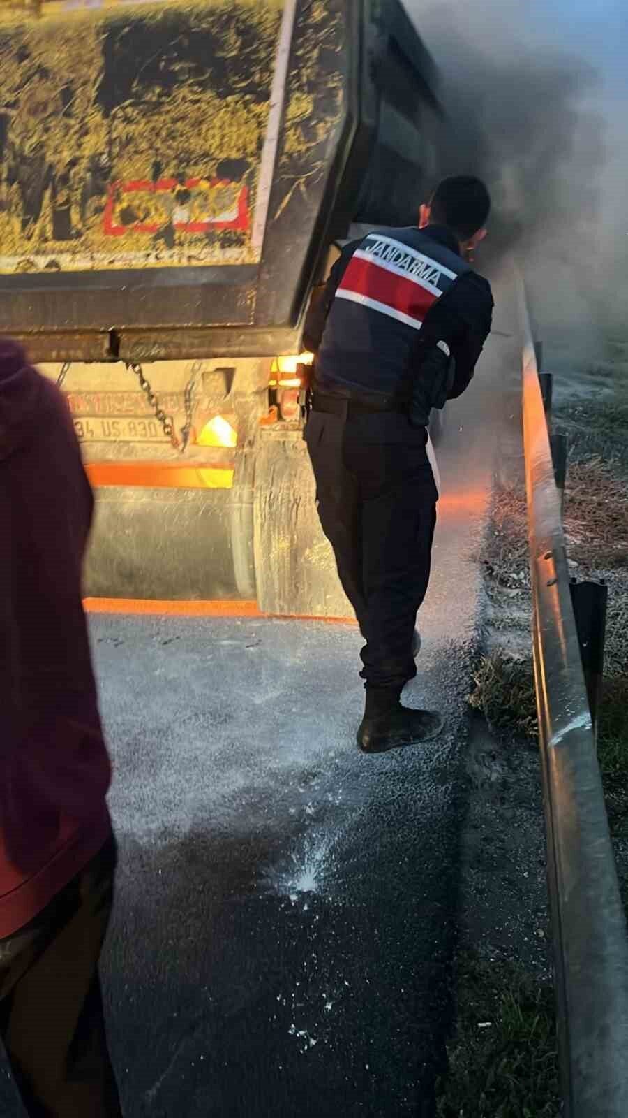 Büyükçekmece'de TEM Otoyolu üzerinde bir hafriyat kamyonunda çıkan yangın, sürücünün