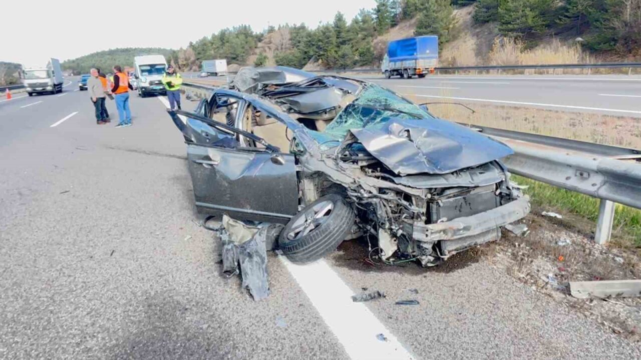 Bolu'da TEM Otoyolu'nun Cankurtaran mevkiinde otomobil ve kamyon çarpıştı. Kaza,