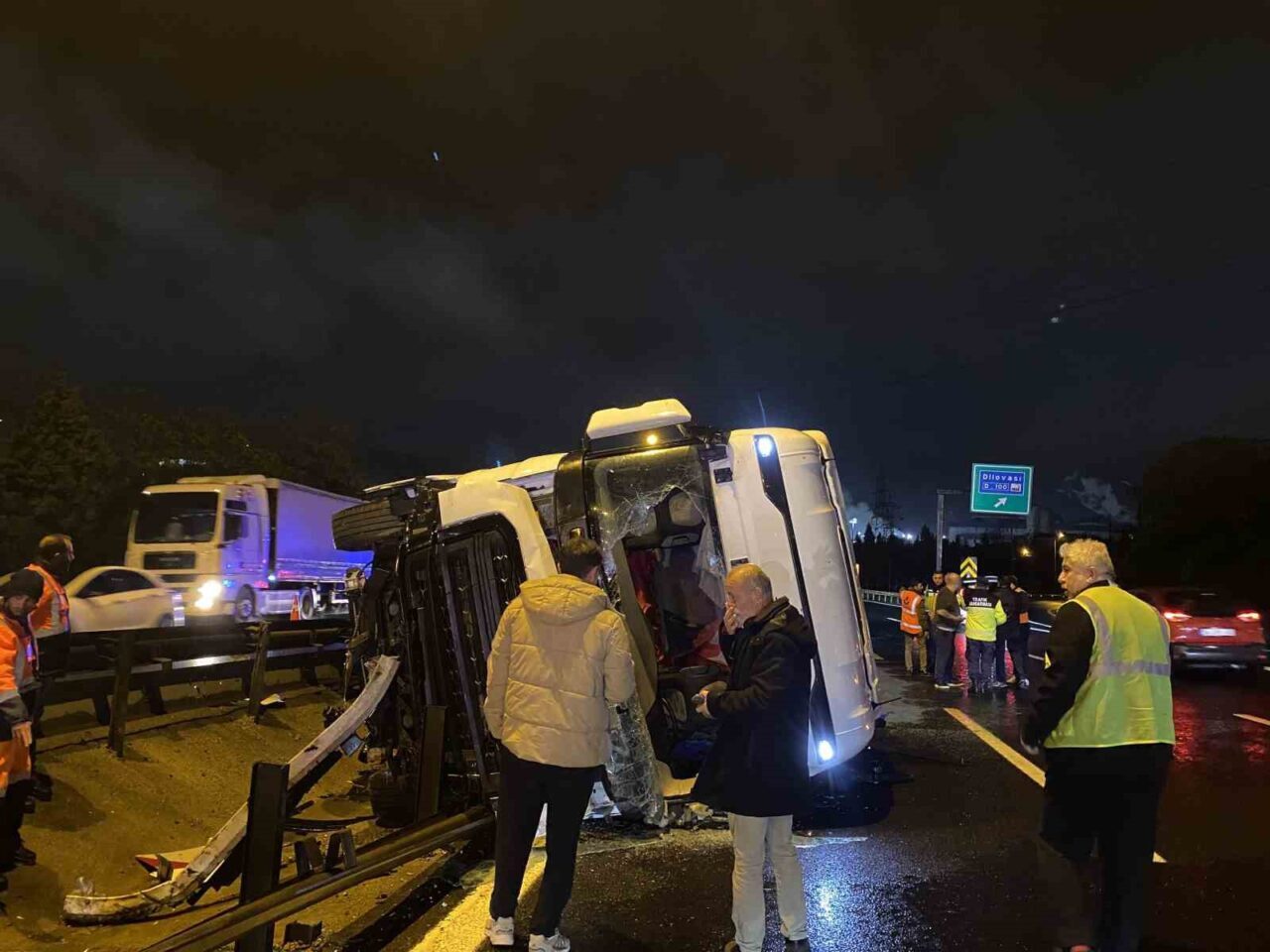 Kocaeli TEM Otoyolu'nda, Tamer C. yönetimindeki granül yüklü tırın devrilmesi