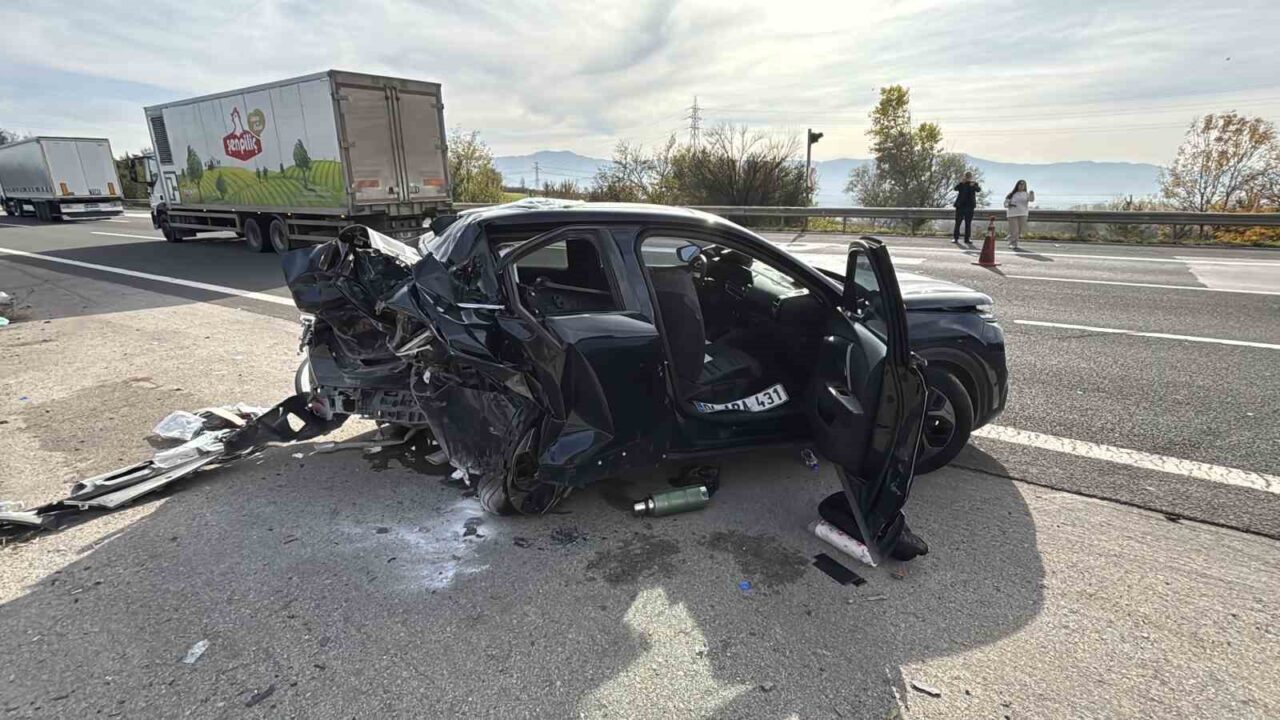 TEM Otoyolu'nda emniyet şeridinde duran otomobile cipin çarpması sonucu 9