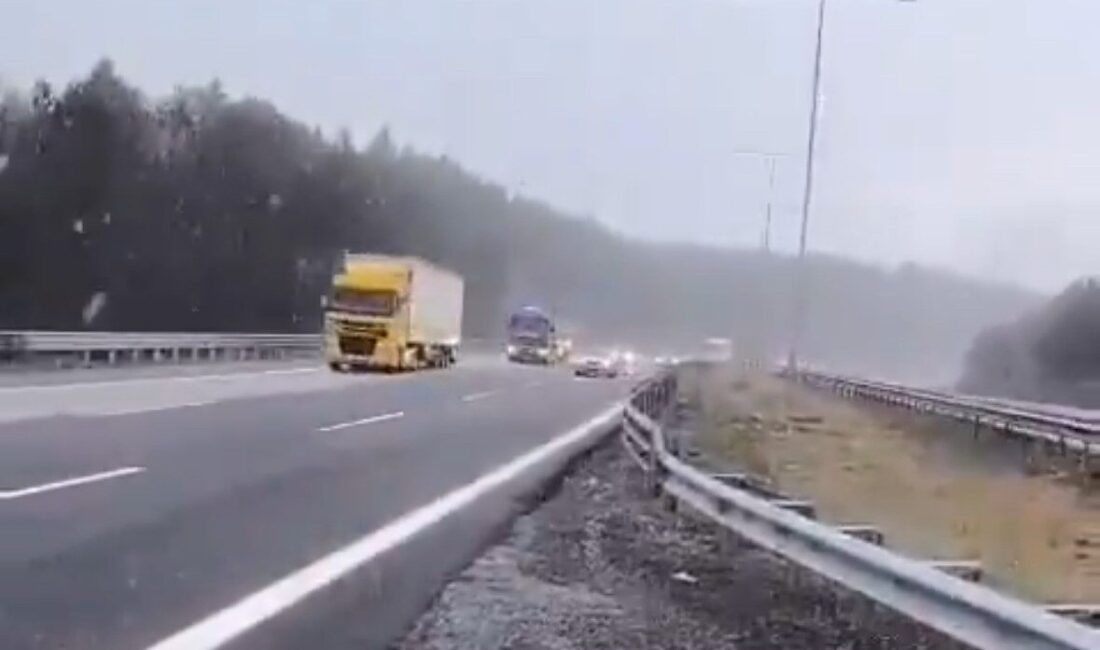 Bolu'daki TEM Otoyolu'nun Gerede ilçesindeki Cankurtaran mevkiinde sabah saatlerinde kar