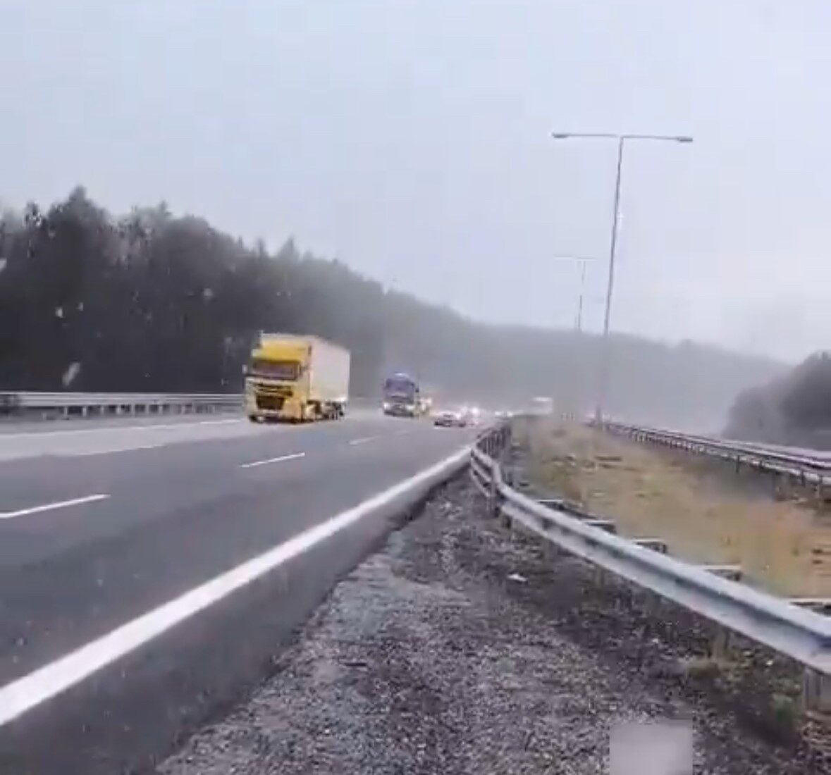 Bolu'daki TEM Otoyolu'nun Gerede ilçesindeki Cankurtaran mevkiinde sabah saatlerinde kar