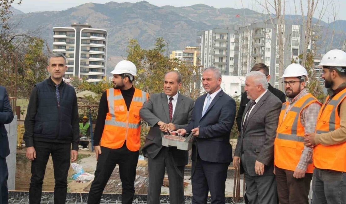 Aydın'ın Efeler ilçesindeki Tepecik Mahallesi'nde hayırseverlerin desteğiyle inşaatı devam eden