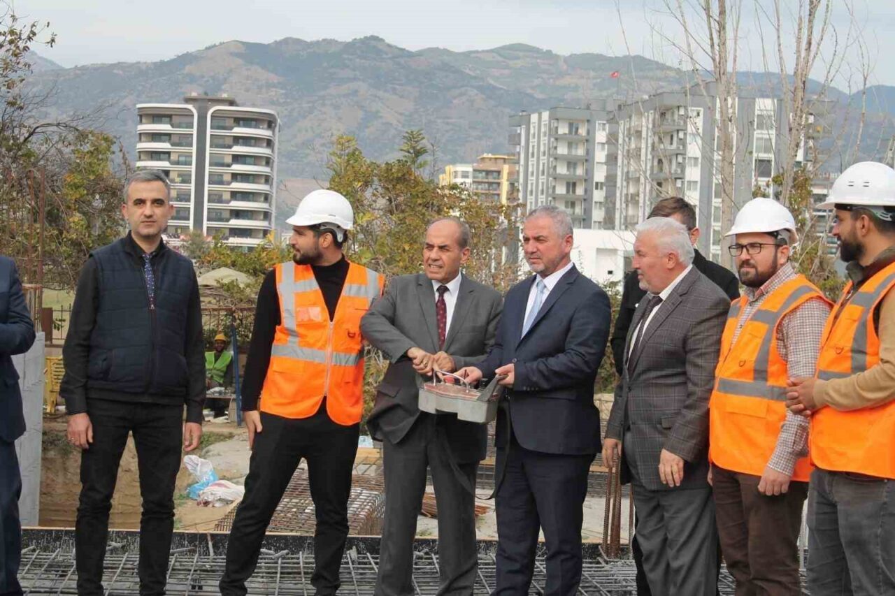 Aydın'ın Efeler ilçesindeki Tepecik Mahallesi'nde hayırseverlerin desteğiyle inşaatı devam eden