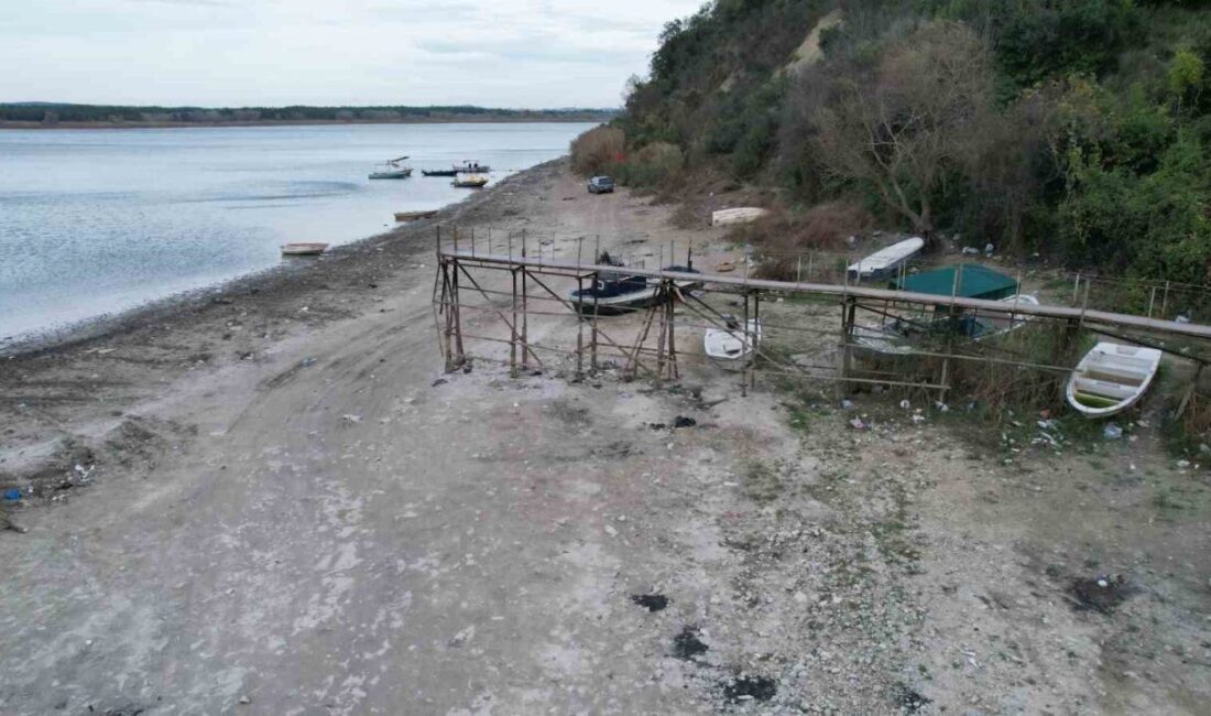 Terkos Gölü’nde Su Seviyesi Kritik Derecede Düşüyor, Kıyılardaki İskeler ve Tekneler Karaya Oturdu İstanbul'un Terkos Gölü'nde su seviyesi alarm veriyor. Balaban kıyısında su