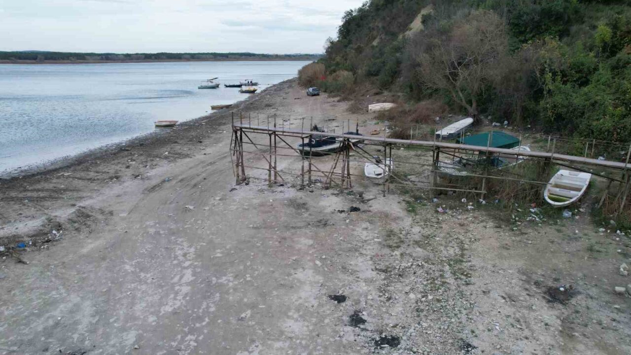 İstanbul'un Terkos Gölü'nde su seviyesi alarm veriyor. Balaban kıyısında su