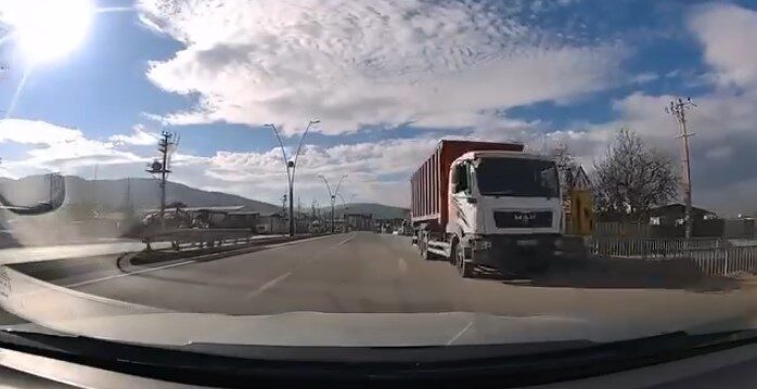 Bursa’da Ters Şeritten Hızla Giden Kamyonun Tehlikeli Anları Kamerada Kaydedildi