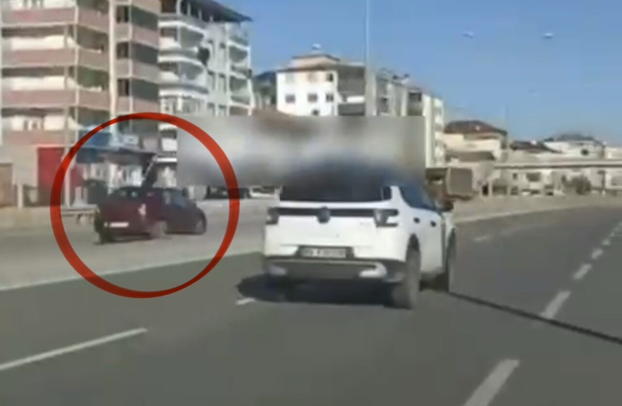 Samsun’un Kavak ilçesinde sosyal medyada ters yönde giden bir aracın