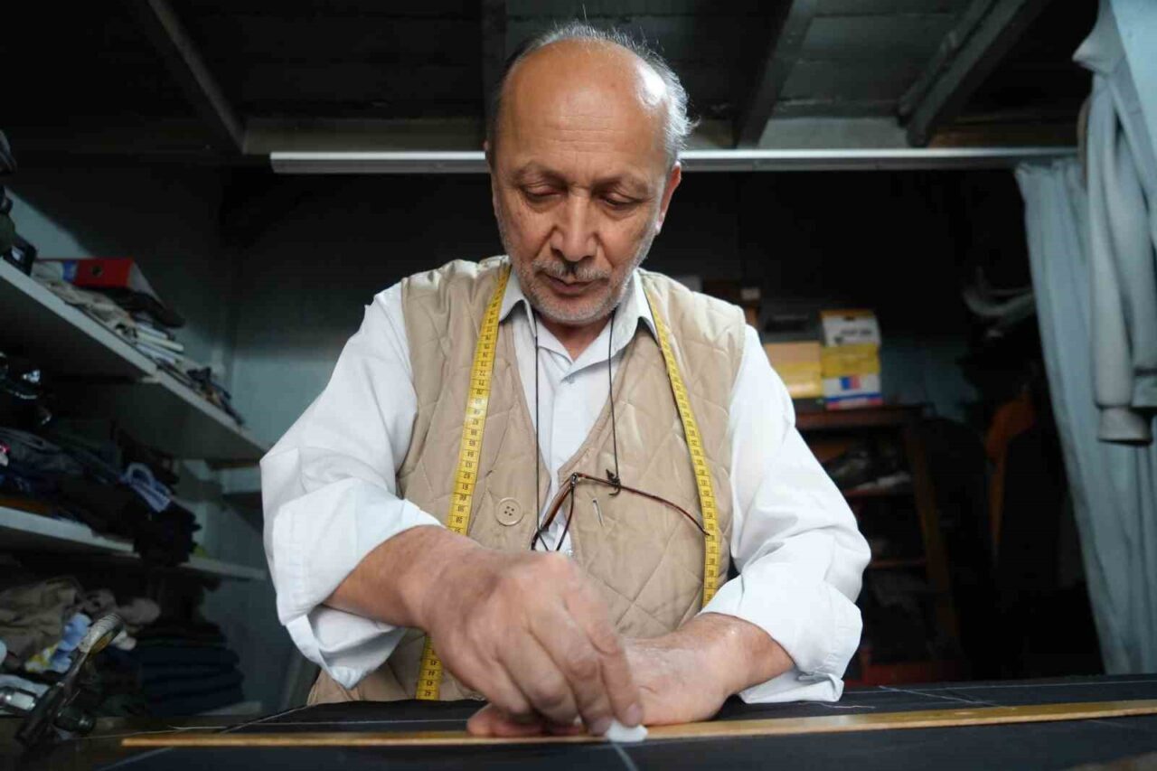 Samsunlu terzi Bekir Uslucan, 48 yıllık meslek hayatında özel dikim