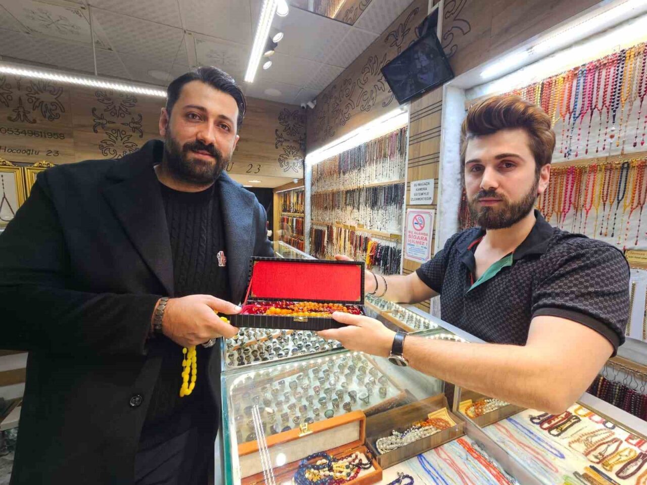 Elazığ'da kuyumcu Muhammed Özdemir, tespih tutkusunu yatırım haline getirerek tespih