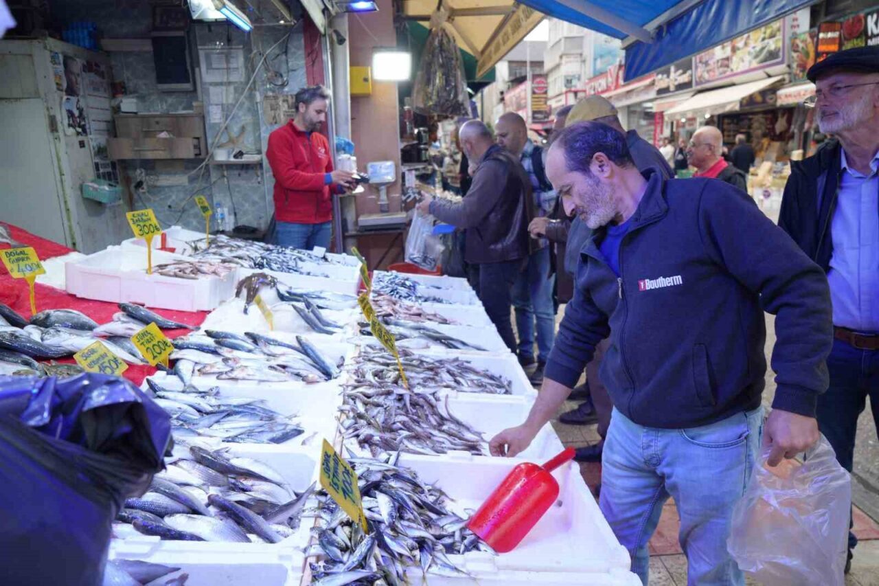 Samsun'daki balıkçılar, hamsi fiyatlarının 80 TL'ye gerilemesine rağmen tüketicilerin ilgisinin