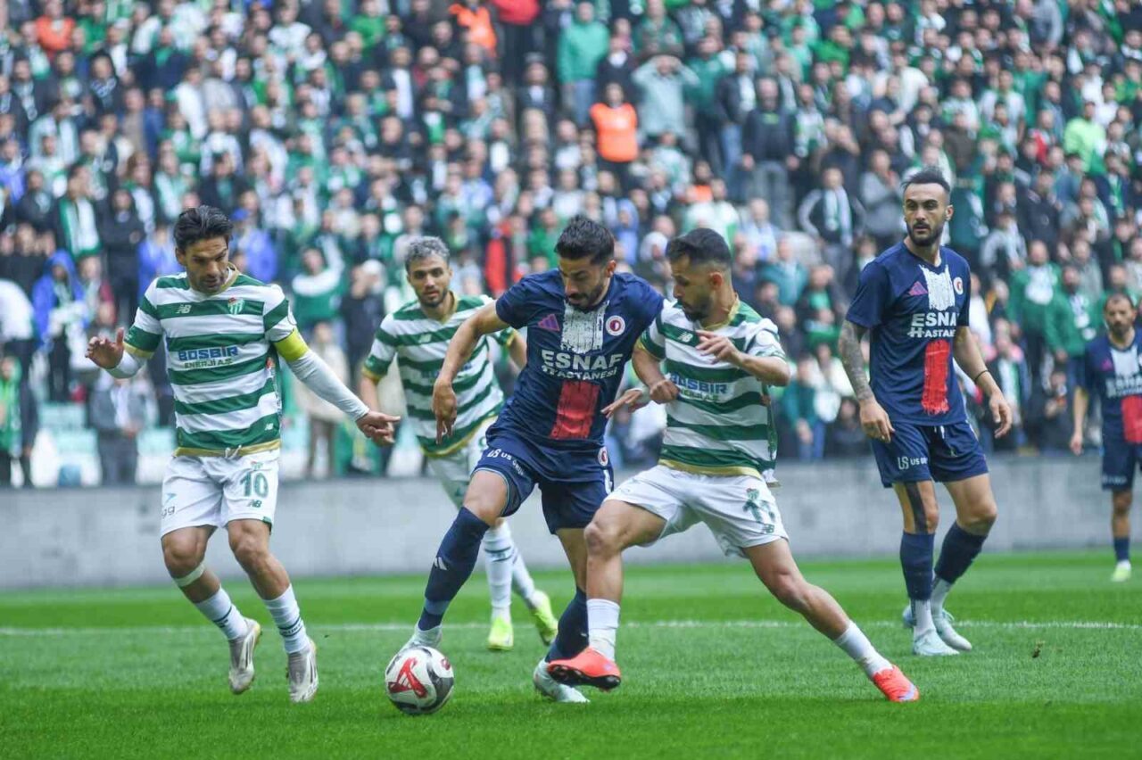 Bursaspor, TFF 2. Lig 13. haftasında Fethiyespor'u 3-0 yenerek taraftarını