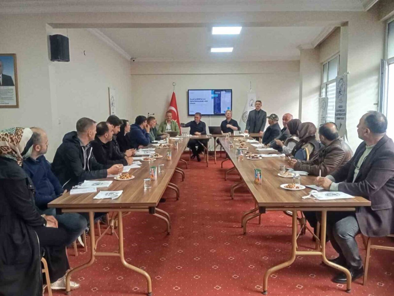 Düzce'deki Elektrikçiler ve Elektronikçiler Odası, üyelerine e-ticaret eğitimi düzenledi. Serhat