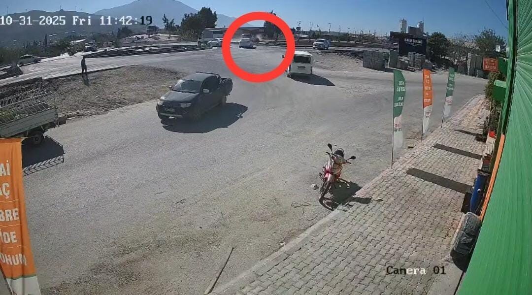Hatay'ın Samandağ ilçesinde, A.K.'nin kullandığı hafif ticari aracın iki motosiklete
