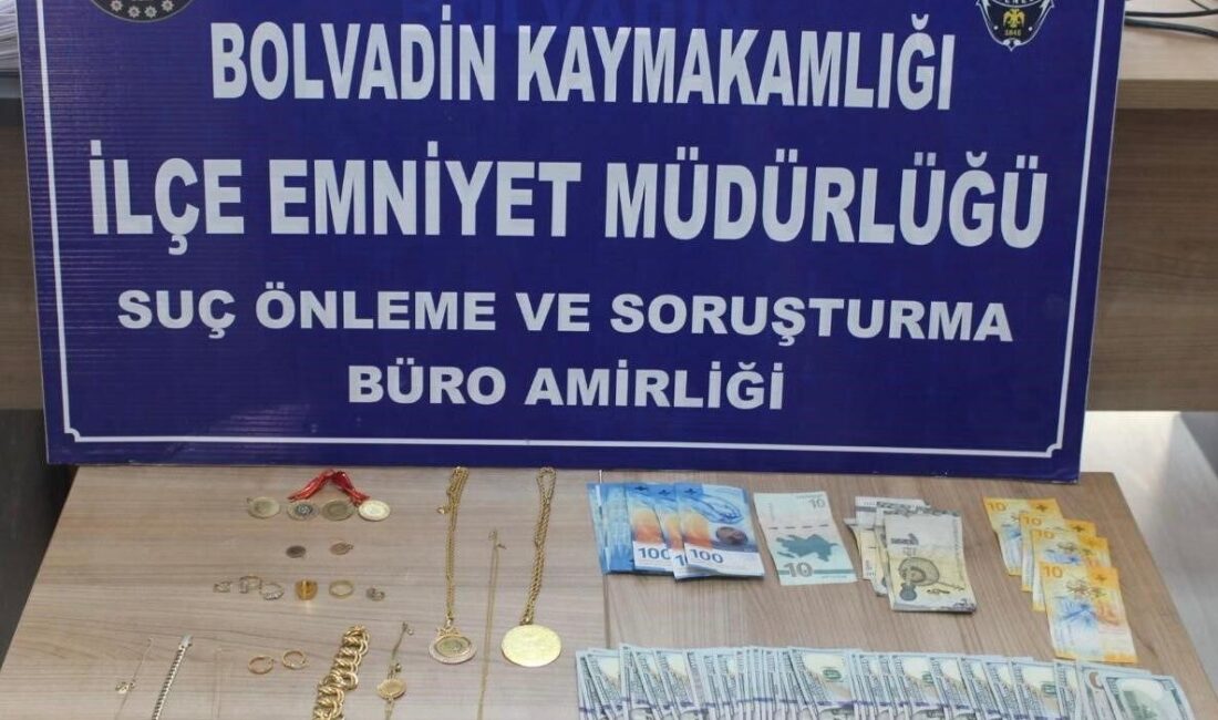 Dolandırıcılık şebekesi, Afyonkarahisar’da telefonda aileyi 2 milyon TL dolandırdı, polis yakaladı Afyonkarahisar'da dolandırıcılık yapan Ş.G. ve A.T. isimli iki kişiyi, bir