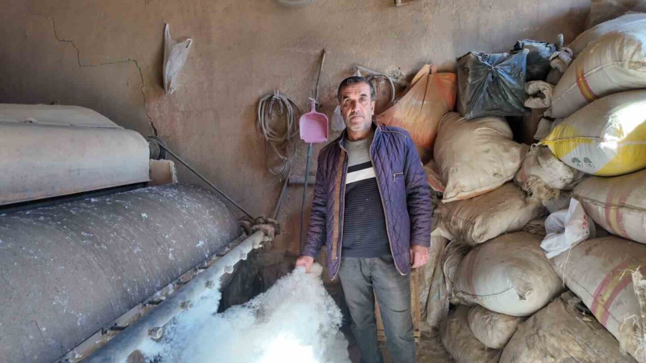 Siirt'te 52 yaşındaki Abdullah Aydın, 30 yıldır yün işleyerek yastık,