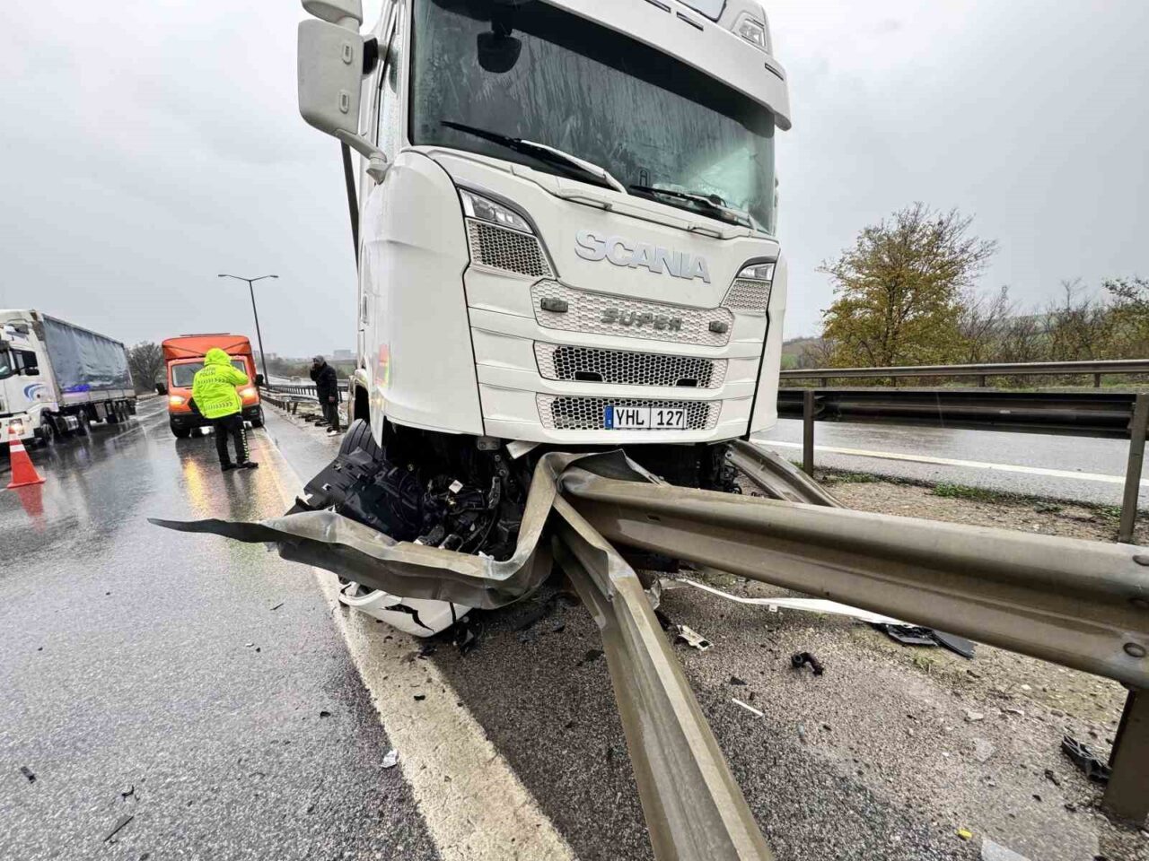 Edirne’de etkili olan sağanak yağış, E.Y. yönetimindeki bir tırın E-80