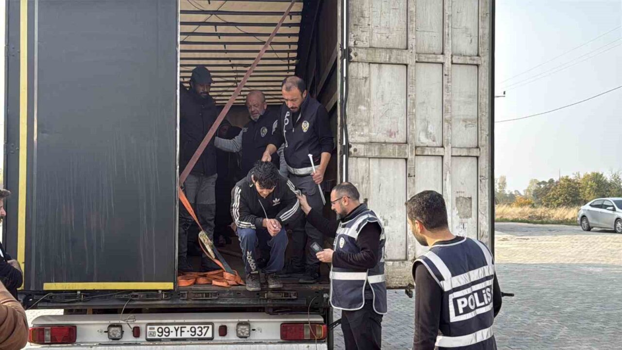 Tokat’ın Erbaa ilçesinde, durdurulan tırda 11 kaçak göçmen yakalandı. Azerbaycan
