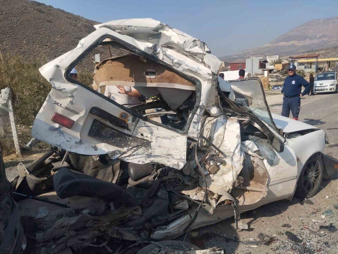 Hatay'da kontrolden çıkan bir tır, ışıkta bekleyen 5 araca çarparak