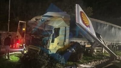 Sakarya'nın Geyve ilçesinde D-650 kara yolunda bir tır, sürücüsünün kontrolünü