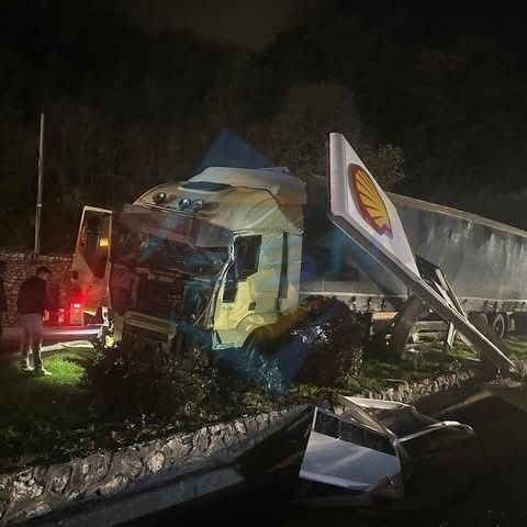 Geyve’de Kontrolden Çıkan Tır Akaryakıt İstasyonuna Girdi Sakarya'nın Geyve ilçesinde D-650 kara yolunda bir tır, sürücüsünün kontrolünü