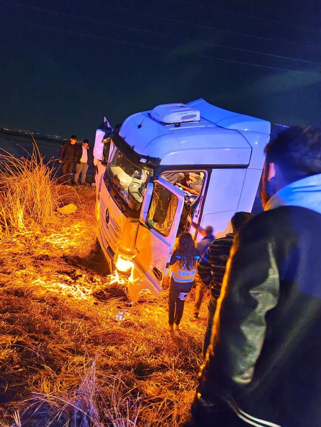 Erzurum'un Dumlu Mahallesi yakınlarında bir tır, sürücüsünün direksiyon hakimiyetini kaybetmesi