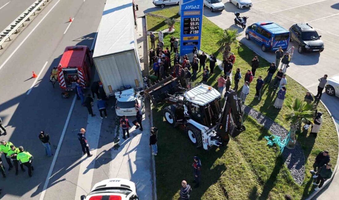 Sinop’ta Tıra Arkadan Çarpan Otomobilin Sürücüsü Hayatını Kaybetti, Kaza Anı Kameralara Yansıdı Sinop'ta, Engin Sipahi'nin kullandığı otomobil, park halindeki tıra arkadan çarparak