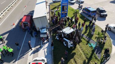 Sinop'ta, Engin Sipahi'nin kullandığı otomobil, park halindeki tıra arkadan çarparak