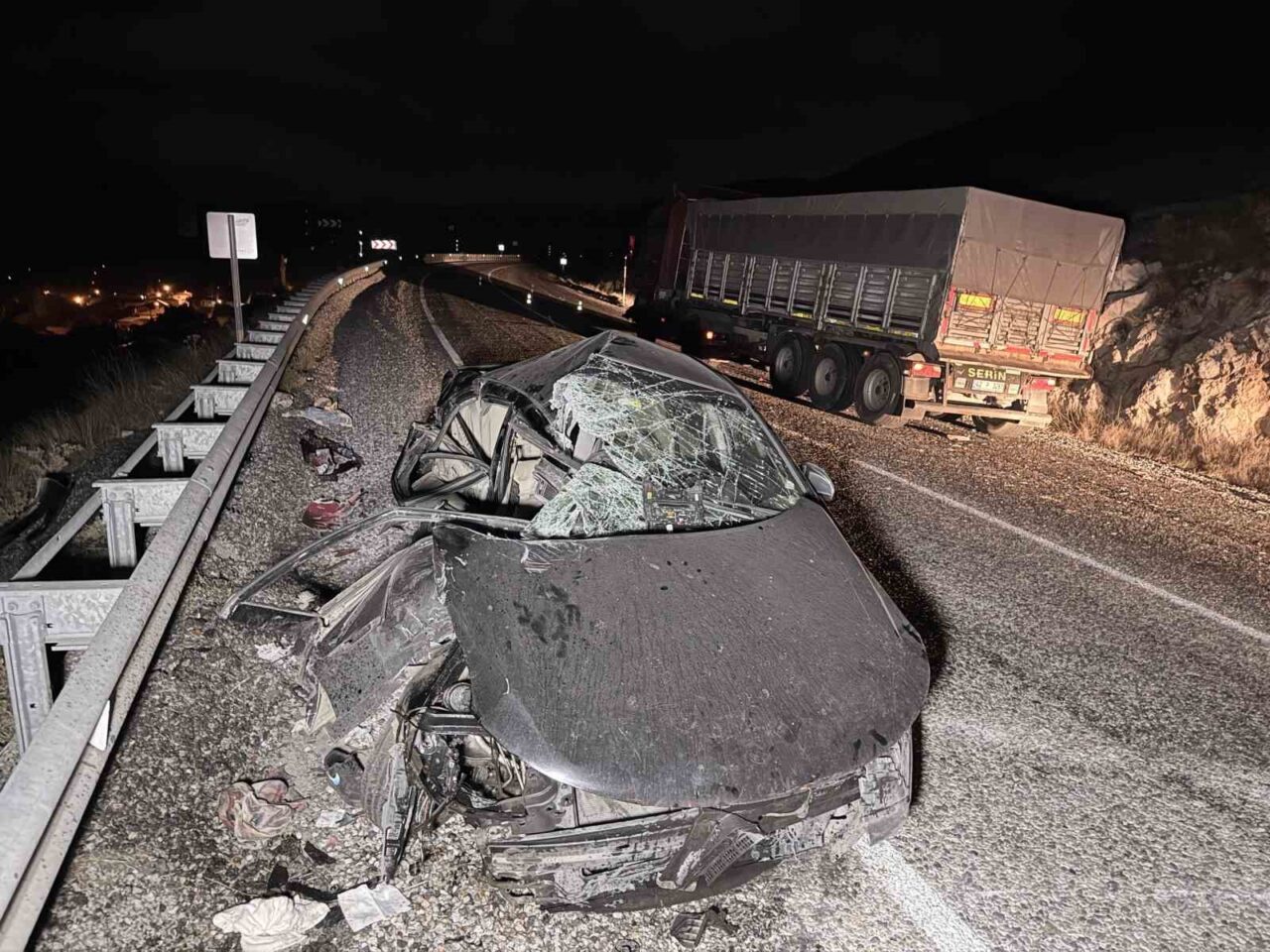 Afyonkarahisar'da N.B. yönetimindeki otomobil, direksiyon hakimiyetinin kaybedilmesi sonucu karşı şeride