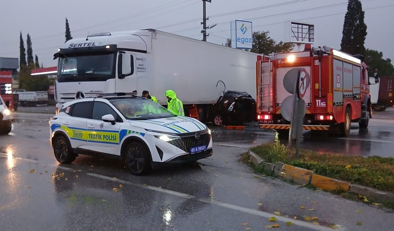 Manisa'nın Akhisar ilçesinde otomobil ile tırın çarpışması sonucu Zihni (64)