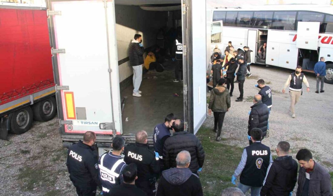 Sivas Suşehri’nde Tır Dorsesinde 28 Kaçak Göçmen Ele Geçirildi Sivas'ın Suşehri ilçesinde bir tırın dorsesinde gizlenmiş 28 kaçak göçmen