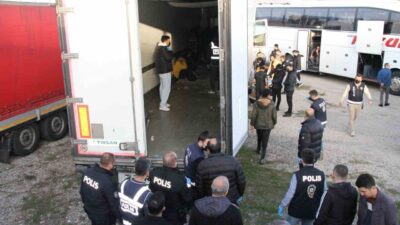 Sivas'ın Suşehri ilçesinde bir tırın dorsesinde gizlenmiş 28 kaçak göçmen