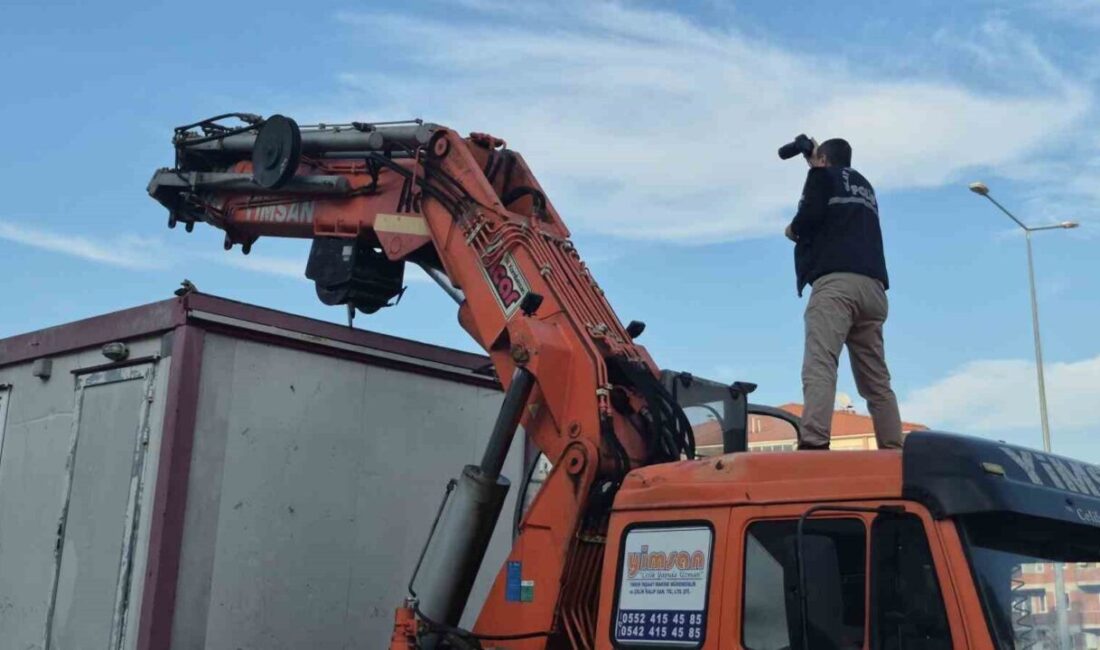 Bartın’da Konteynerden Düşen İşçi Ciddi Yaralandı Bartın'da, 41 yaşındaki B.K. isimli işçi, tırın dorsesindeki konteynerden düşerek
