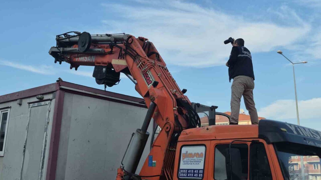 Bartın'da, 41 yaşındaki B.K. isimli işçi, tırın dorsesindeki konteynerden düşerek