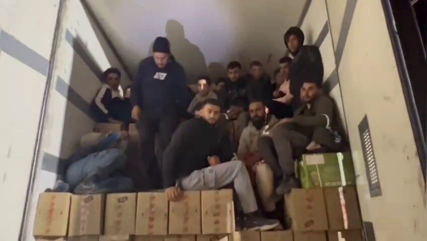 Hatay'da, 23 Kasım'da durdurulan bir tırın dorsesindeki 16 kaçak göçmen