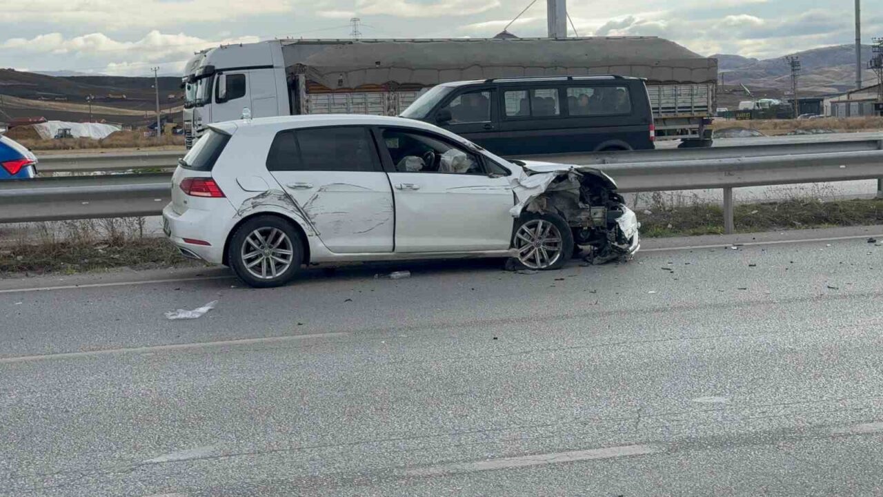 Çorum'un Sungurlu ilçesinde bir tır, M.G. idaresindeki otomobili sıkıştırarak kazaya