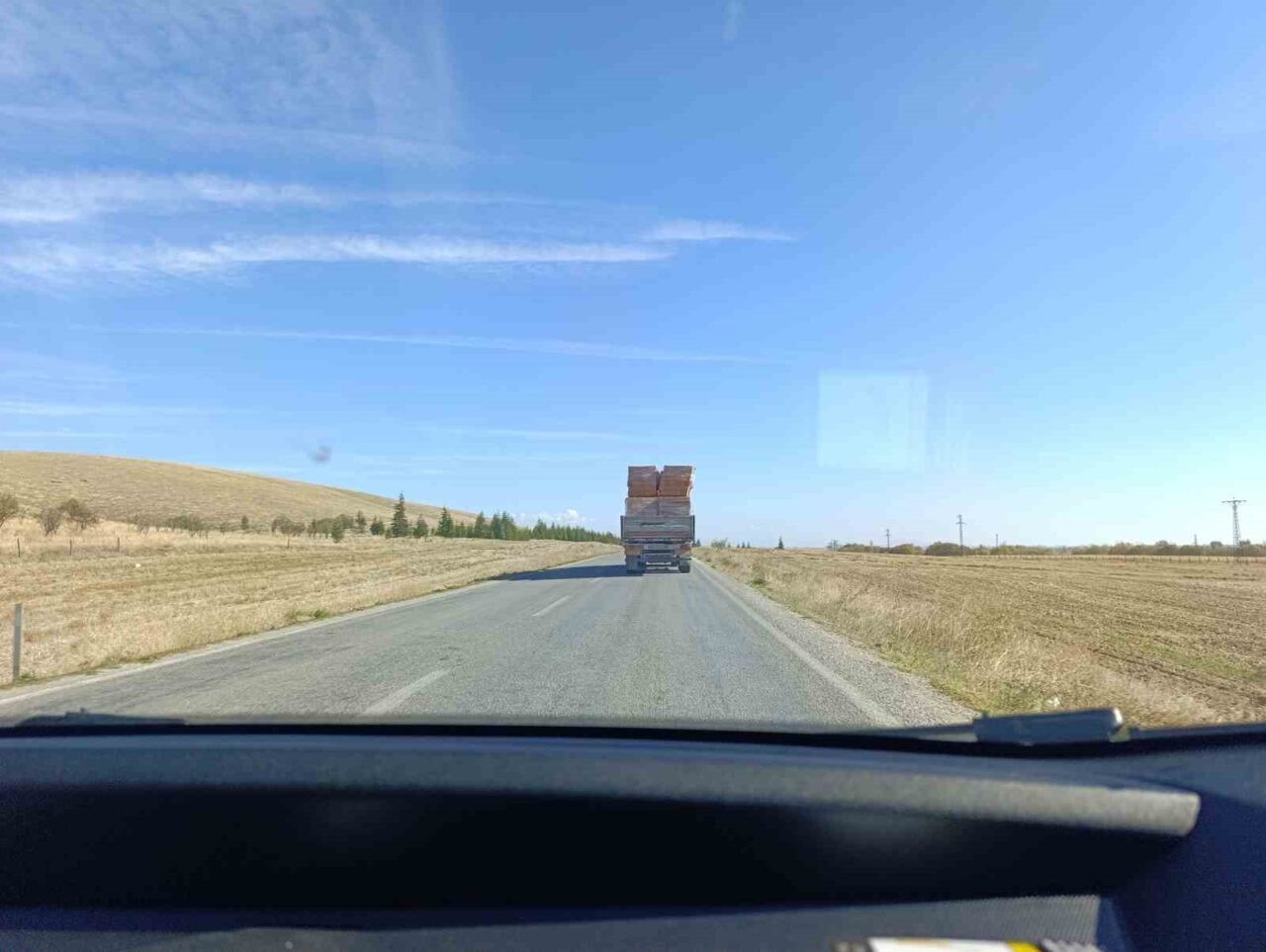 Afyonkarahisar'ın Çobanlar ilçesinde, bir tır sürücüsü dorsesindeki tuğlaları gerekli önlemleri