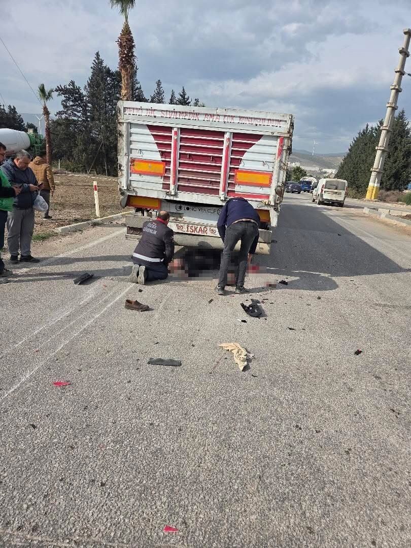 Hatay'da Antakya-İskenderun yolu üzerinde tır ile motosikletin çarpışması sonucu 66