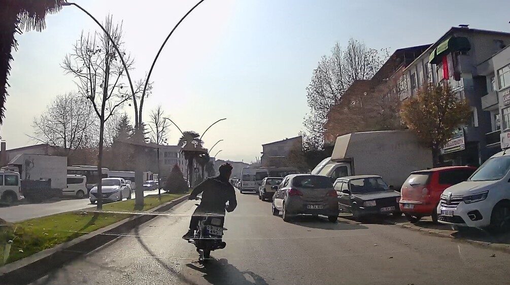 Tokat'ın Erbaa ilçesinde, tehlikeli akrobasi hareketleriyle trafiği tehlikeye atan 19