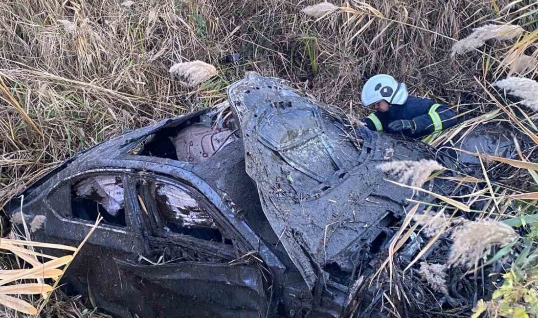 Tokat’ta otomobilin tarlaya devrilmesi sonucu iki kişi hayatını kaybetti, bir kişi yaralandı Tokat’ın Niksar ilçesinde Nazım Can Güner’in kullandığı otomobil, direksiyon hâkimiyetinin