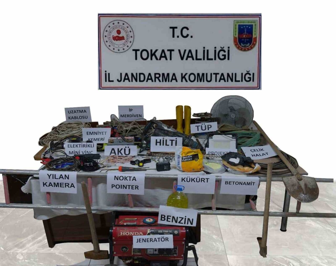 Tokat'ın Reşadiye ilçesinde jandarma, kaçak kazı yapan C.Ç., E.Ç. ve