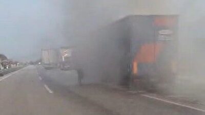 Tokat'ta bir tır sürücüsü, Karanlıkdere mevkiinde dorseden yükselen dumanları hızla