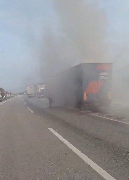 Tokat'ta bir tır sürücüsü, Karanlıkdere mevkiinde dorseden yükselen dumanları hızla