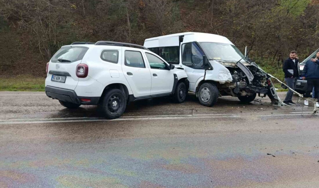 Tokat'ın Niksar ilçesinde Musapınarı köyü yakınlarında gerçekleşen zincirleme trafik kazasında