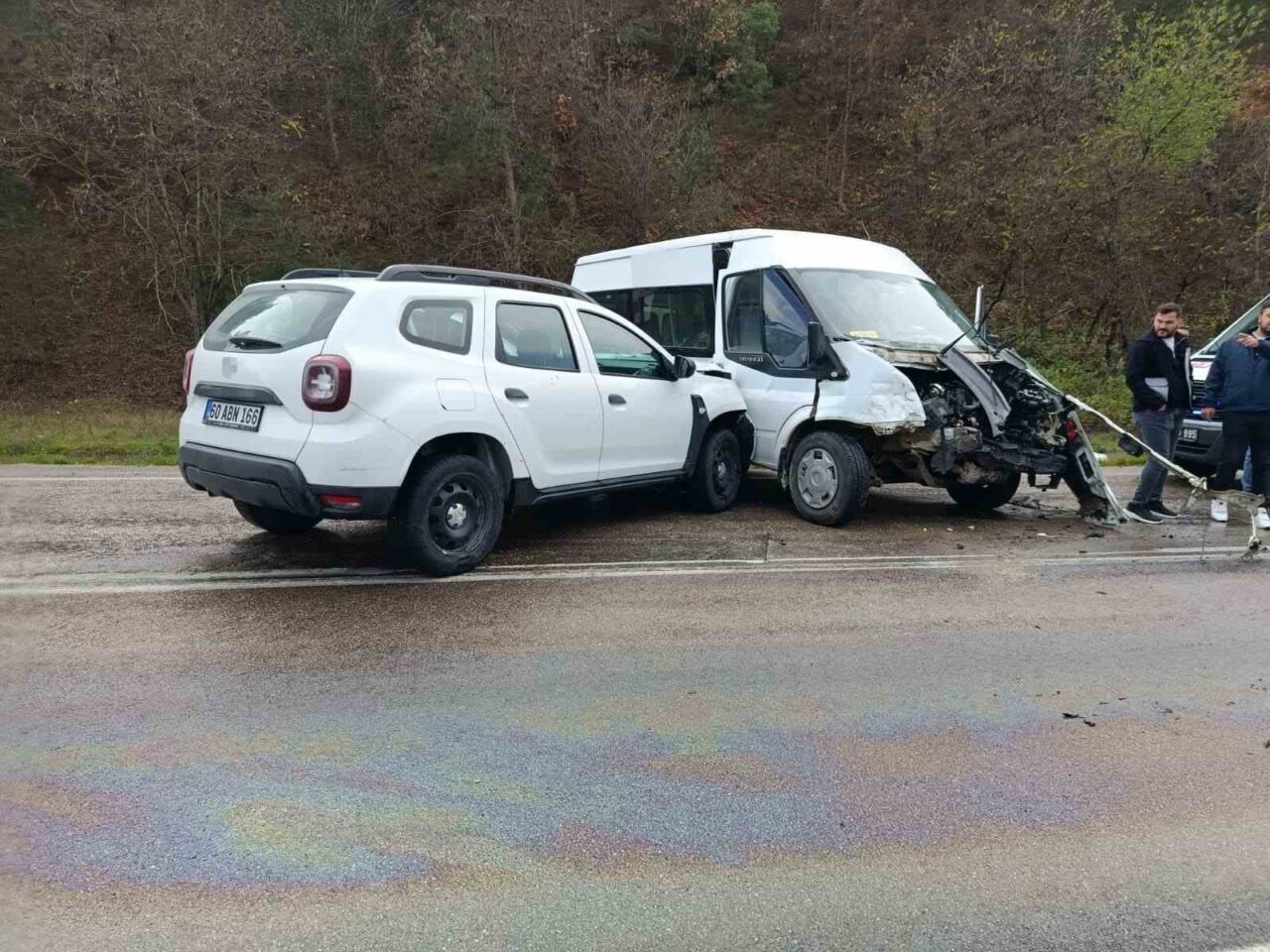 Tokat'ın Niksar ilçesinde Musapınarı köyü yakınlarında gerçekleşen zincirleme trafik kazasında
